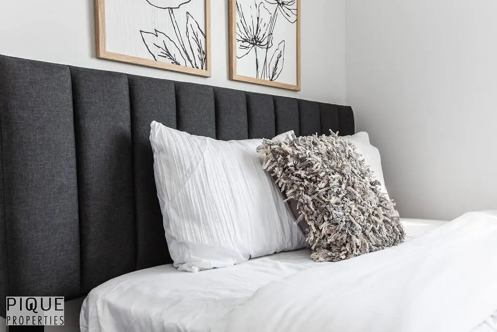 Holiday home *New*Chic Modern Home*King Bed*Foosball*Sleeps 8! Edmonton Canada